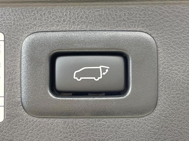 【パワーバックドア】スマートキーや運転席のボタンを押すだけでリアゲートが自動で開閉します！荷物を持っている時や、高い位置にあるバックドアを閉める際に便利な機能です♪