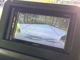 【バックカメラ】駐車時に後方がリアルタイム映像で確認できます。大型商業施設や立体駐車場での駐車時や、夜間のバック時に大活躍！運転スキルに関わらず、今や必須となった装備のひとつです！