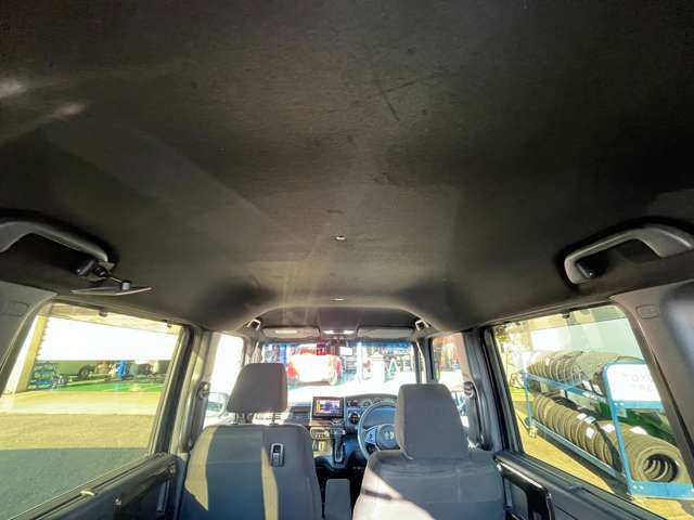 禁煙車です。　喫煙車は全体的なニオイはもちろん、天井など車内のヤニ汚れが目立ちますが、禁煙車ですからその様なダメージはありません。