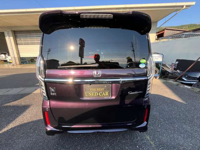 特に知らない場所での駐車・車庫入れなどには気を使います。　そんな時にはバックカメラがとっても便利。　ドライバーの死角をサポートしてくれるので安心・安全が確保できます。