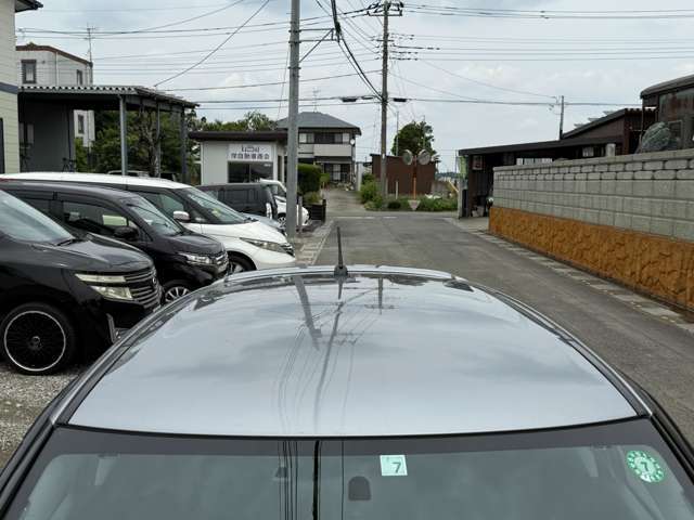 屋根の状態です。ご覧の通り、とてもきれいな状態で、修復歴は一切ありません。目立つ傷や凹みもなく、塗装も色褪せや不具合がなく良好です。