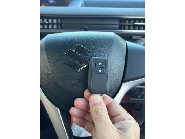 【　スマートキー＆プッシュスタート　】鍵を挿さずにポケットに入れたまま鍵の開閉、エンジンの始動まで行えます。