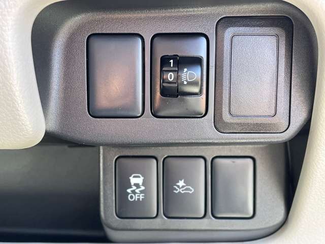 ★運転席の右下にある各ボタンは安全のためONでのご使用をおすすめしております。衝突軽減ブレーキ・踏み間違い防止装置・横滑り防止装置・車線逸脱警報などのON・OFFを手動で操作出来ます★