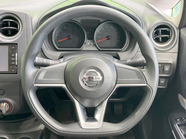 インテリアに合わせたデザインのステアリングは、運転される方のことも考え、運転しやすい形状、大きさです。是非一度、実際に触ってお確かめください。
