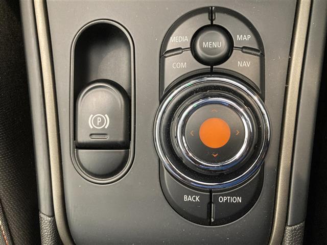 【運転席操作部】『運転席周辺の装備』の画像になります。快適なドライブを楽しむための機能が装備されています！運転席から触れるので使いやすいです！