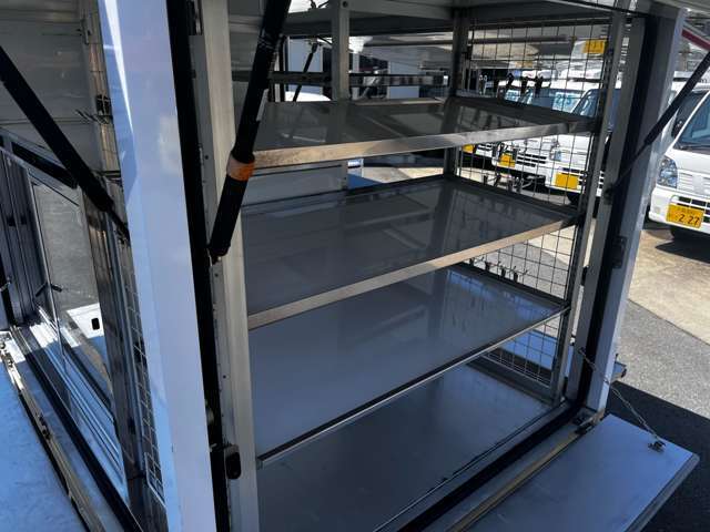 内外装クリーニングを行っております。トラックでは荷台再塗装や下回りの塗装も行っております。是非現車でもご確認下さい！！きっとご満足頂けます！
