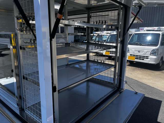 自社基本保証3か月又は3000km！延長保証プランもご用意しております！府外の方でも保証を付けれますので御安心下さい！詳しくは当店スタッフ迄！