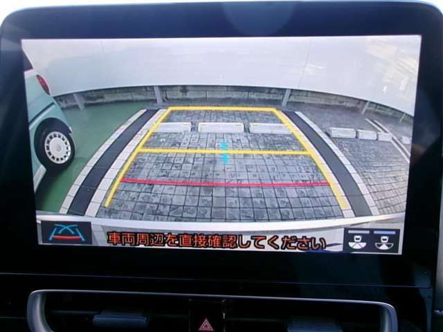【バックモニター】バックカメラが装着されています。車庫入れが苦手な方もこれがあれば安心ですね