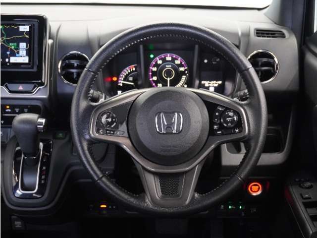【Honda SENSING】 カメラ等装置で精度の高い検知能力を発揮、安全運転を支援します。ステアリング上のコントローラーに注目！