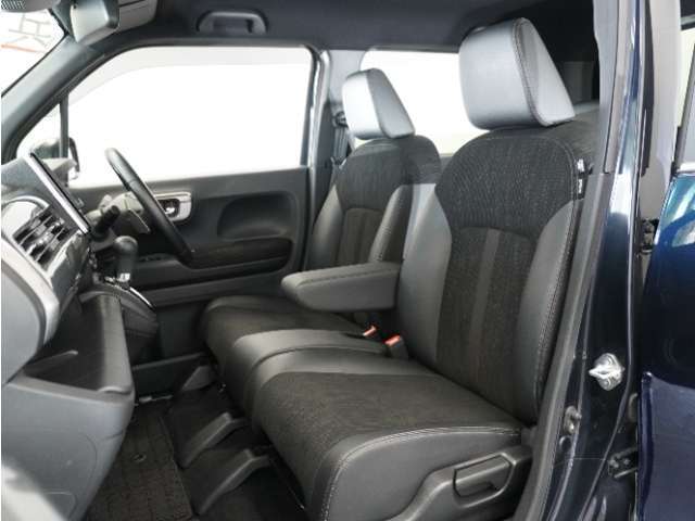 運転席と助手席は足元が繋がっているので自由に行き来しやすいので駐車場が狭いときでも助手席側からスムーズに乗り降りできて便利！