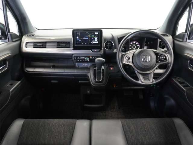 視界広々で運転しやすくロングドライブでも疲れを感じさせないすっきりとまとまったインパネ周りです。