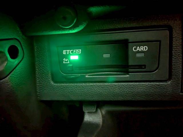 【ビルトインETC2.0】で高速道路もスムーズに乗り降り可能で、ご納車直後からの遠距離ドライブも可能です。