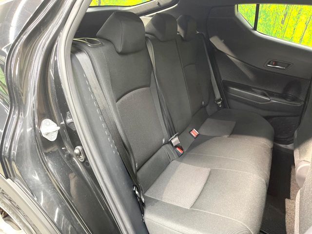 後部座席も気になるようなキズ・汚れやへたり等、大きなダメージはなく、良好な状態です。