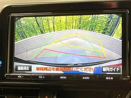 【バックカメラ】駐車時に後方がリアルタイム映像で確認できます。大型商業施設や立体駐車場での駐車時や、夜間のバック時に大活躍！運転スキルに関わらず、今や必須となった装備のひとつです！