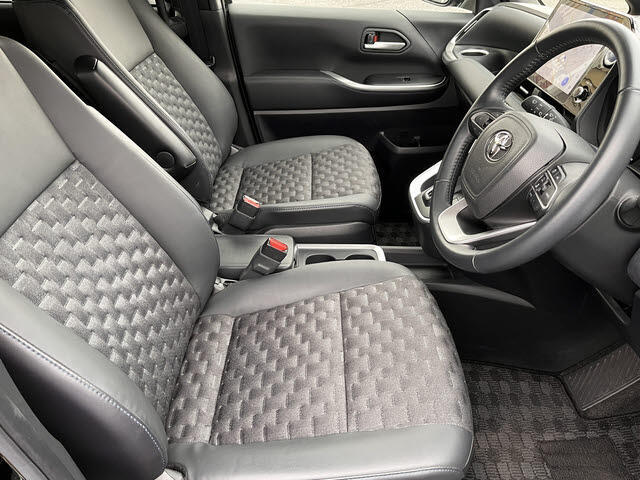 内装はルームクリーニング（室内清掃）後の納車となります♪♪　外装ももちろん磨き後の納車となります！！　プロスタッフがまごころ込めて仕上げます！！