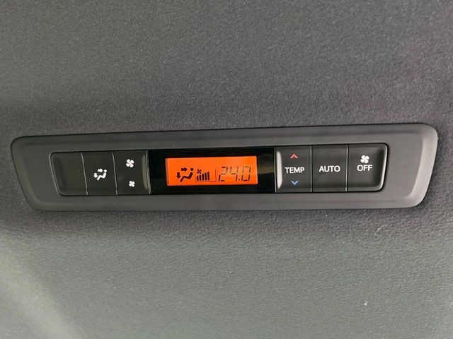 【リアオートエアコン】広い後部座席には必須の機能！風量や温度を自動で調整し前席と同様な車内環境にしてくれるリアオートエアコンを装備。夏の暑さも冬の寒さもストレスなく快適にお過ごしいただけます♪