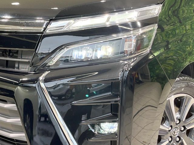 【LEDヘッドライト】悪天候や夜間走行時も良好な視界を確保し安心して運転できる高輝度LEDヘッドライトを装備！点灯速度が早く、消費電力も抑えられています。