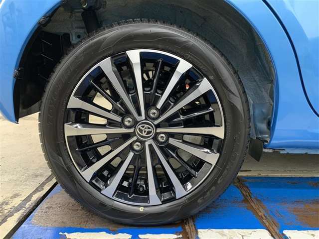 デザイン性にも優れた純正15インチアルミホイールです。