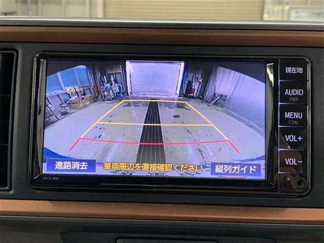 バックモニターで、後方確認しながら安心して駐車することができます。車庫入れが苦手な方にも安心です。※カメラが映し出す範囲は限られています。必ず車両周辺の安全を直接確認してください。