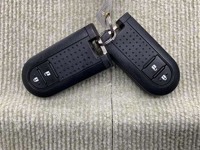 手荷物が多いときでも、スマートキーをバッグやポケットに携帯していれば、キーを取り出すことなくドアの解錠・施錠ができます。