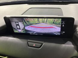 【360°ビューモニター】専用のカメラにより、上から見下ろしたような視点で360度クルマの周囲を確認することができます☆死角部分も確認しやすく、狭い場所での切り返しや駐車もスムーズに行えます。
