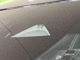 【スマートブレーキサポート】走行中に前方の車両等を認識し、衝突しそうな時は警報とブレーキで衝突回避と被害軽減をアシスト。より安全にドライブをお楽しみいただけます。