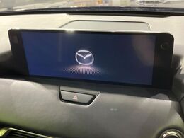 【12.3インチマツダコネクト】車内の雰囲気にマッチした大型ディスプレイ。スマホ接続でのナビ使用やBluetooth再生等、様々な機能が楽しめます。直感的なダイヤル操作が可能で、使い勝手も良好です。