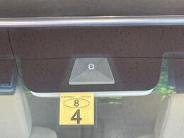 【ホンダセンシング】走行中に前方の車両等を認識し、衝突しそうな時は警報とブレーキで衝突回避と被害軽減をアシスト。より安全にドライブをお楽しみいただけます。