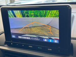 【バックカメラ】駐車時に後方がリアルタイム映像で確認できます。大型商業施設や立体駐車場での駐車時や、夜間のバック時に大活躍！運転スキルに関わらず、今や必須となった装備のひとつです！