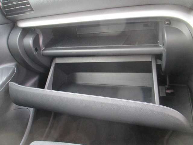 車内には小物入れに便利なグロ-ブボックスが装備されています。