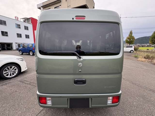 室内展示場を完備しておりますので、天候の悪い日でもゆっくりと車両をご覧下さい。