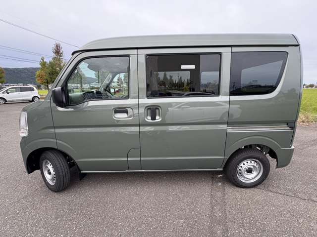 車両の品質管理は室内展示場を完備しておりますので、品質を保った状態の車両をご覧いただけます。