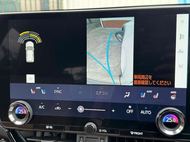 【サイドカメラ】　車両の死角になる左フロントタイヤ付近もカメラで確認が可能です。