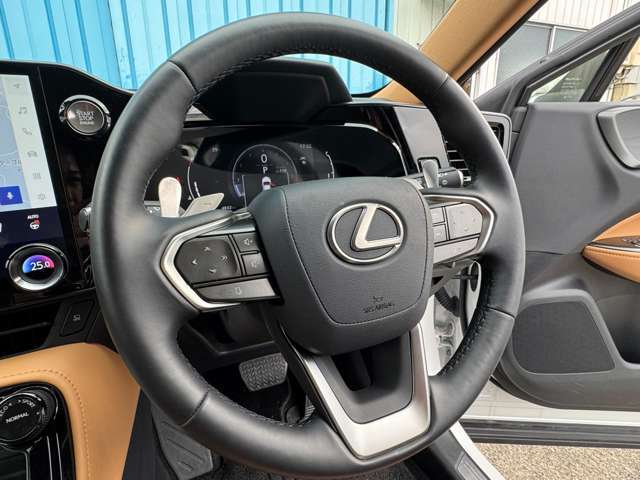 【ステアリング】　法人登録車両なので、非常に良好な状態を保っております。