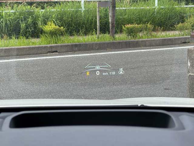 【カラードヘッドアップディスプレイ　HUD】　フロントウィンドウに車両情報を映し、目線を変えずに確認することが可能です。