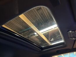 【サンルーフ】開放感たっぷりの希少装備、サンルーフが装着されています！車内に明かりを取り入れたり景色を楽しむ以外にも、車内の空気も簡単に換気できて快適です！