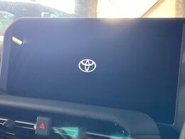 【12.3インチディスプレイオーディオ】スマートフォンと連携が可能な大画面ディスプレイオーディオです。スマートフォンのナビ機能を使用したり、Bluetooth接続で音楽もお楽しみいただけます！