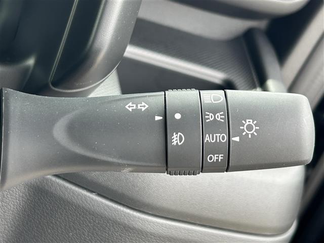 【オートライト（AUTO）】外の明るさをシステムが感知して、自動でヘッドライトが点灯します！ヘッドライトをつけ忘れを防ぐ便利機能です。