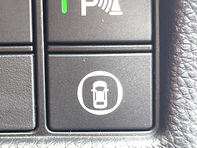 【ホンダセンシング】走行中に前方の車両等を認識し、衝突しそうな時は警報とブレーキで衝突回避と被害軽減をアシスト。より安全にドライブをお楽しみいただけます。