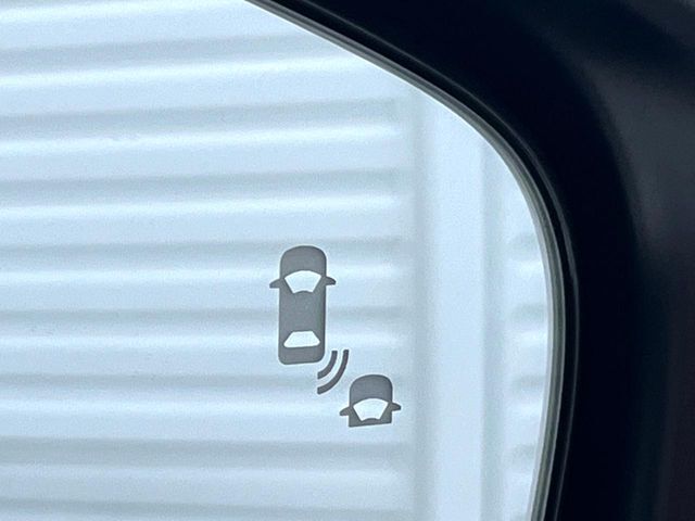 【ブラインドスポットインフォメーション】走行中、ドアミラーの死角になりやすい箇所に後続車が接近するとサイドミラー付近に警告を表示、ドライバーに注意喚起をしてくれます。