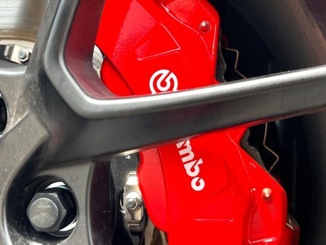 【ブレンボ製キャリパー】ハイパワー車両には強力なブレーキが必須！世界のスーパーカーにも採用されるイタリアの高級メーカー「ブレンボ」を装着！色鮮やかなキャリパーがスポーティな印象を引き立てます♪