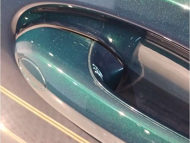 【スマートキー】車両のキーをカバンやポケットに入れたまま、お車の開閉が可能で御座います。お車の前に立ってキーを探す必要が御座いません。