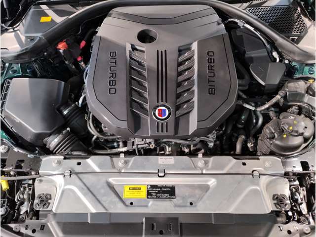 【BMWエンジン】革新的なガソリン・エンジン・テクノロジーによる高性能かつ高効率。レスポンスの良いパワーを発揮。常にスムーズな吸気を実現しアクセル開度にダイレクトに反応しドライビングを楽しく演出。