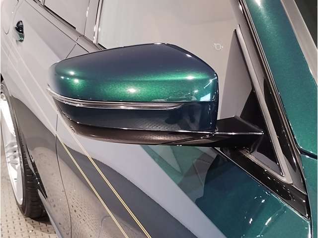 【BMWミラー】視認性の高いスタイリッシュなミラー。自動防眩機能も付いており夜間のドライビングをサポートします。