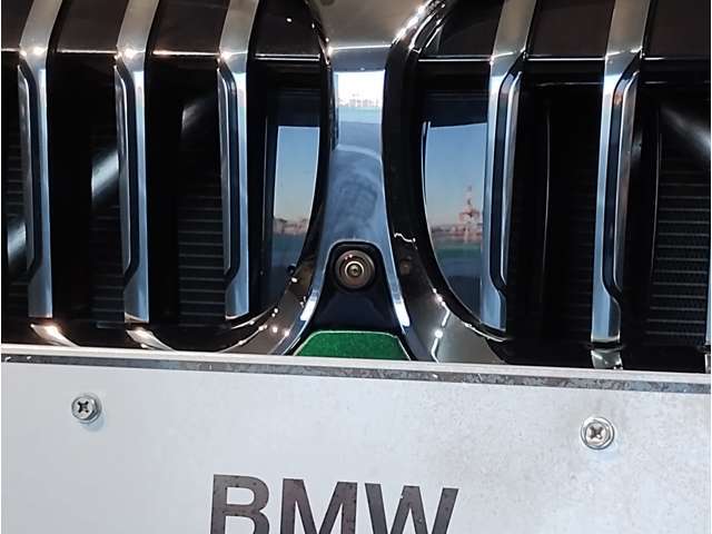 【キドニーグリル】BMWは約90年もの間、ほぼ全ての車両にひと目でBMWだと分かるこの特徴的なフロントグリルが備えられ、デザイン・アイコンとして親しまれてきました。