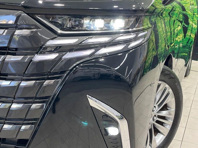 【LEDヘッドライト】悪天候や夜間走行時も良好な視界を確保し安心して運転できる高輝度LEDヘッドライトを装備！点灯速度が早く、消費電力も抑えられています。