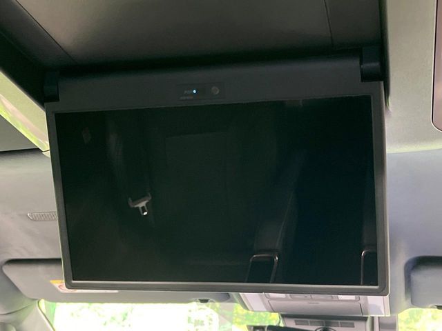 【フリップダウンモニター】大画面モニターで後席でもエンタメをお楽しみいただけます。小さなお子様にも大人気の装備です♪