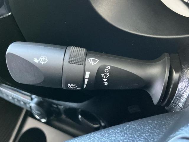 WECARSの展示場では実際に見て、触ってお車をお選びいただけます！知識の豊富な営業スタッフが様々なカーライフをご提案いたします！