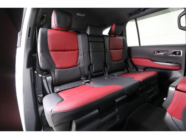 後部座席は大人の方でもゆったりとお座りいただけるスペースが御座います♪