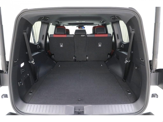 3列目シートは電動収納式となりますので、ラゲッジルームは広々と荷物がたくさん積めます♪